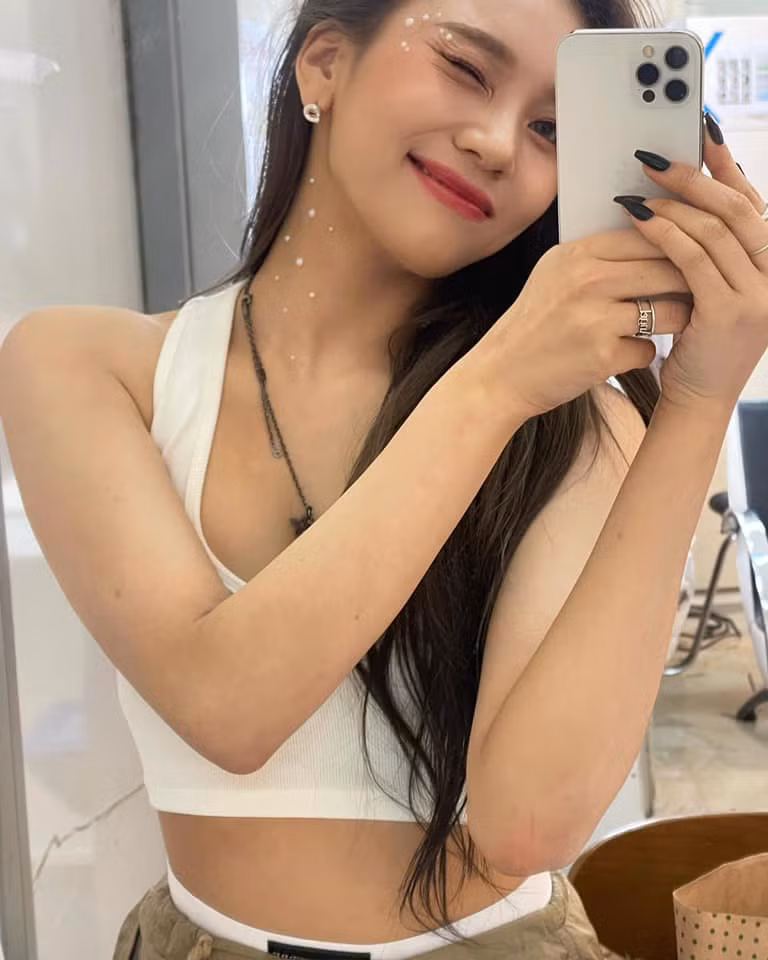 Nhiều cư dân mạng cho rằng gương mặt hiện tại của Umji đã qua phẫu thuật thẩm mỹ như gọt hàm, sửa mũi, nữ idol chưa lên tiếng về chuyện này.