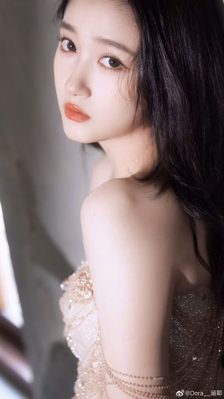 Mỹ nhân sinh năm 1997 còn được biết đến là bạn gái của diễn viên, ca sĩ Lộc Hàm. Cả hai công khai hẹn hò từ năm 2017 và nhận nhiều sức ép từ công chúng, nhất là phía fan của nam ca sĩ, song họ vẫn giữ mối quan hệ gắn bó, lâu bền nhiều năm qua. Hai ngôi sao không thể hiện tình cảm trước truyền thông để tránh điều tiếng. Họ âm thầm ủng hộ, quan tâm nhau và luôn gửi lời chúc trên mạng xã hội vào những ngày quan trọng. Ảnh: Weibo.