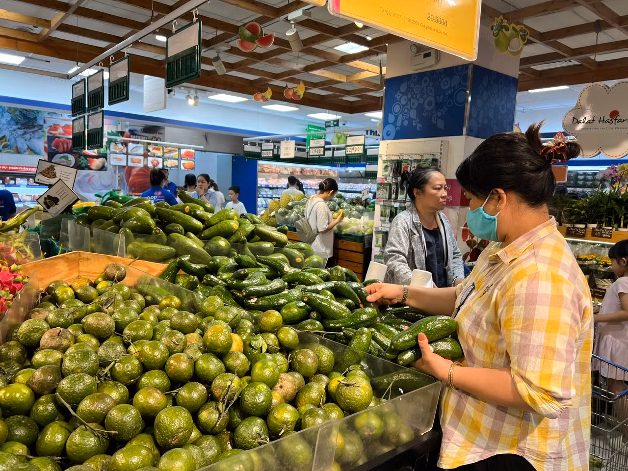 Dù đã triển khai nhiều chương trình kích cầu mua sắm nhưng hiện sức mua còn thấp. Ảnh: Uyên Phương Dù đã triển khai nhiều chương trình kích cầu mua sắm nhưng hiện sức mua còn thấp. Ảnh: Uyên Phương