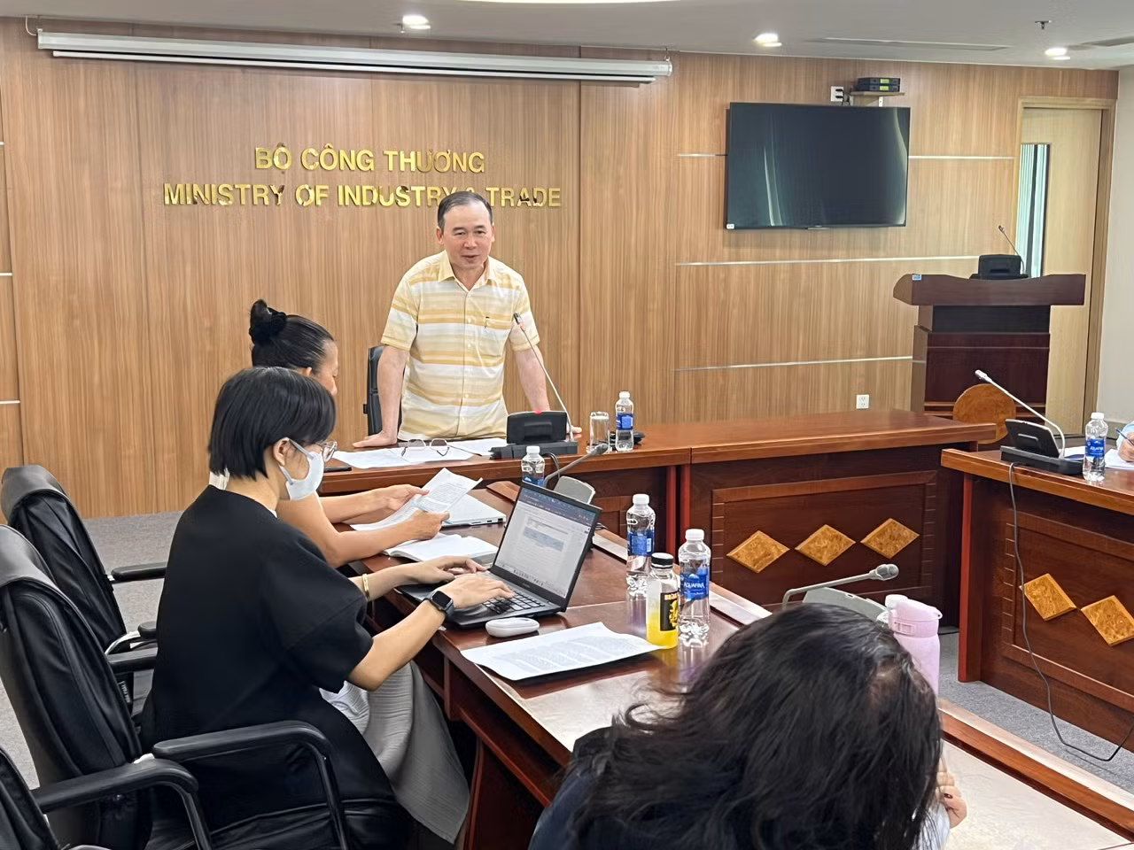 Vụ trưởng Vụ Thị trường trong nước (Bộ Công Thương) Phan Văn Chinh lắng nghe ý kiến từ các doanh nghiệp, nhà phân phối (ảnh: U.P) Vụ trưởng Vụ Thị trường trong nước (Bộ Công Thương) Phan Văn Chinh lắng nghe ý kiến từ các doanh nghiệp, nhà phân phối (ảnh: U.P)