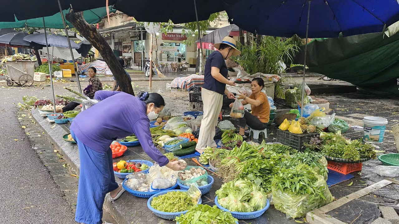 Rau xanh ở nhiều chợ cóc tăng gấp đôi so với bình thường.