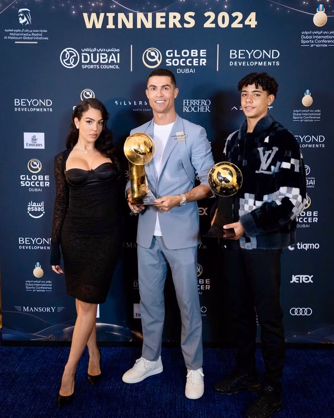 Ronaldo đăng ảnh chụp cùng Rodriguez và con trai trên Instagram, kèm chú thích: "Một đêm đặc biệt với gia đình". Ảnh: IG.