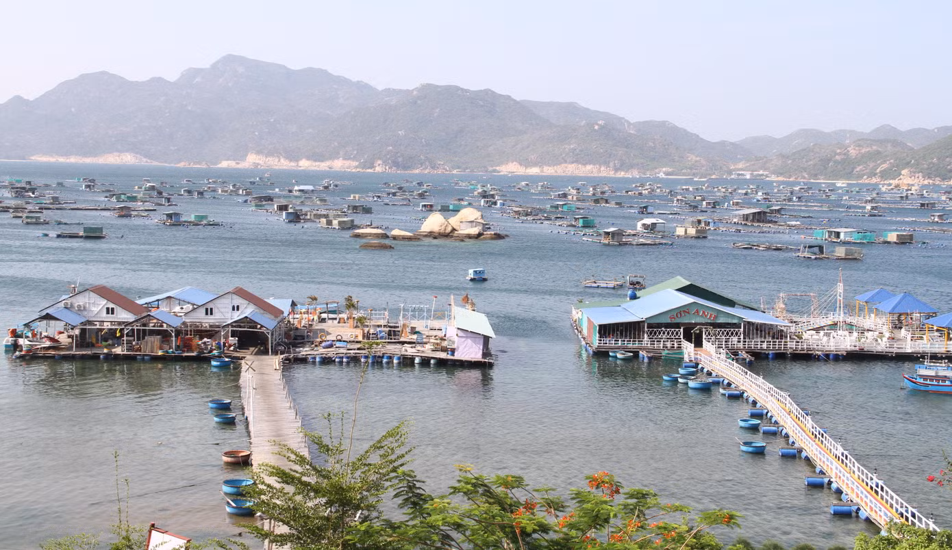 Người dân đảo Bình Ba mở nhà hàng nổi trên biển. Ảnh LỮ HỒ.