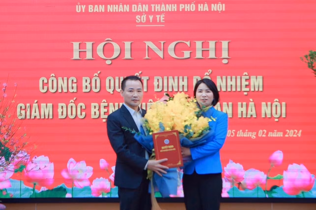Giám đốc Sở Y tế Hà Nội Trần Thị Nhị Hà trao quyết định bổ nhiệm Giám đốc Bệnh viện Phụ sản Hà Nội cho ông Mai Trọng Hưng.
