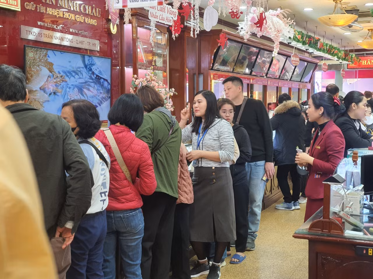 Giá vàng miếng, nhẫn giảm mạnh trước sự ngỡ ngàng của nhiều nhà đầu tư.