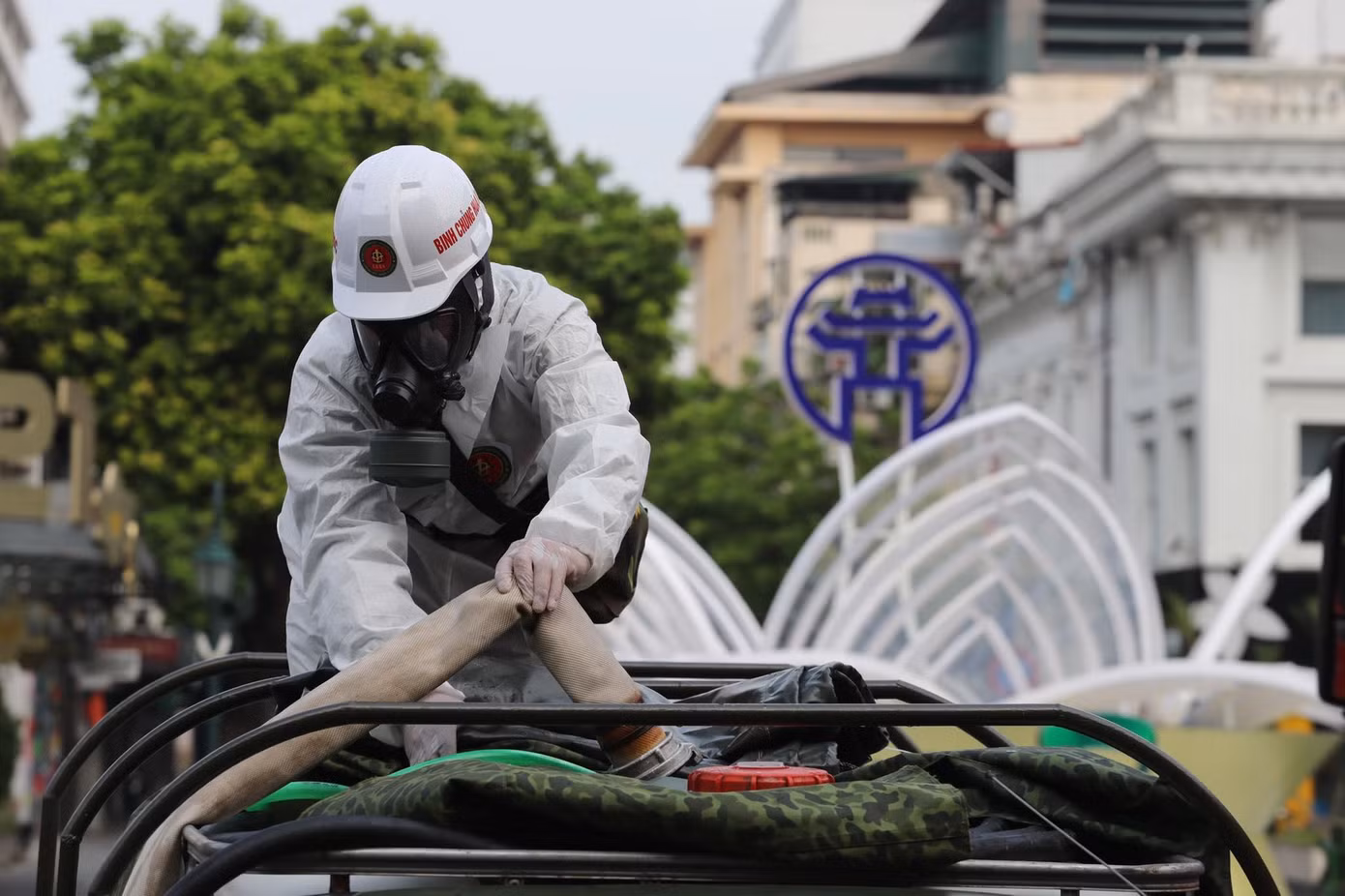 Tiếp nước vào bình chứa. Ảnh: Hoàng Mạnh Thắng.