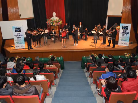 Tham gia sự kiện này còn có sự góp mặt của nhóm Việt Violin và nhóm Ishuffle đến từ Câu lạc bộ Âm nhạc, Khoa Quốc tế, Trường Đại học Quốc gia Hà Nội