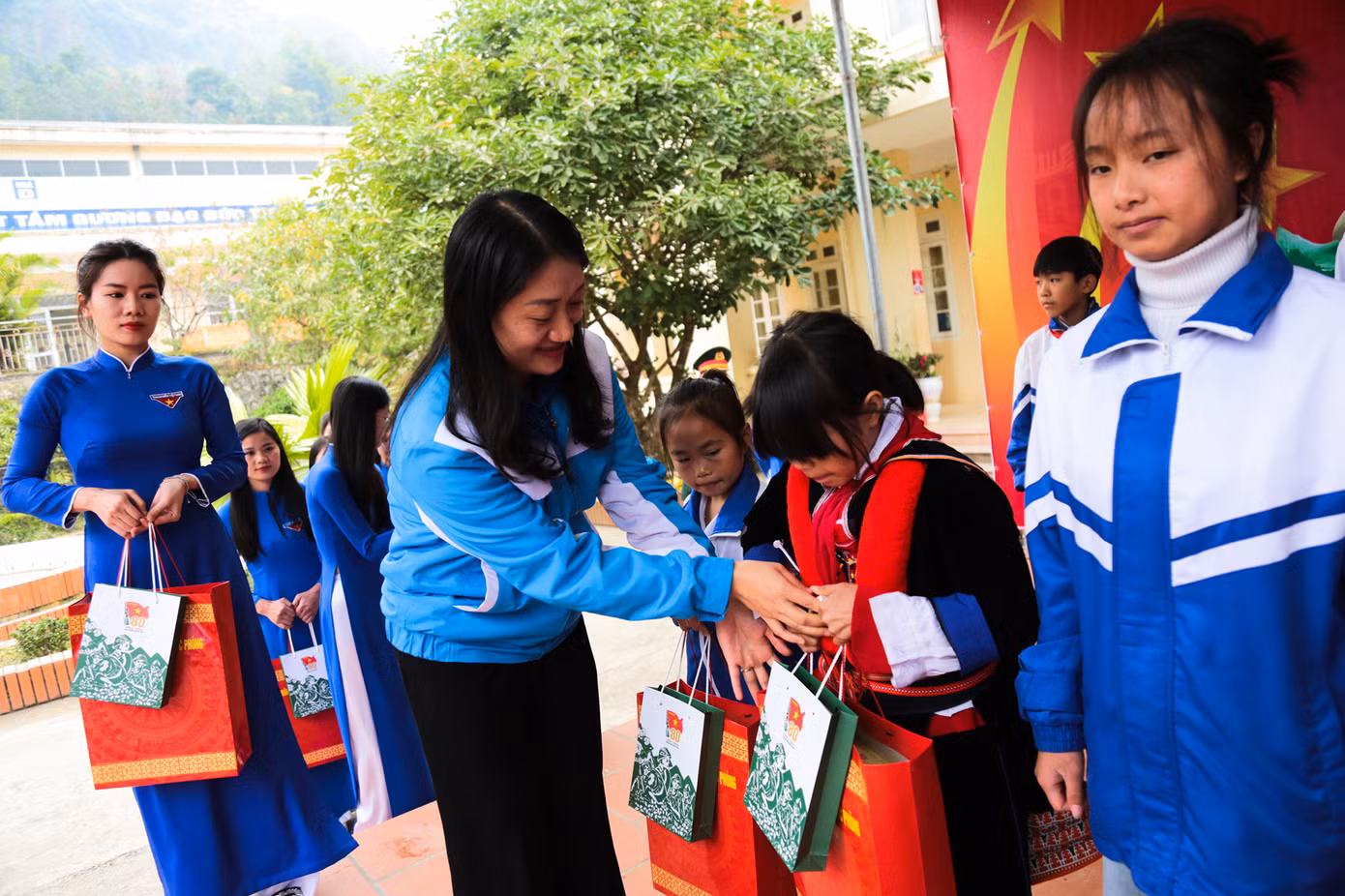 Chị Triệu Thanh Dung - Bí thư Tỉnh Đoàn Cao Bằng trao quà cho các em học sinh nghèo có hoàn cảnh khó khăn.