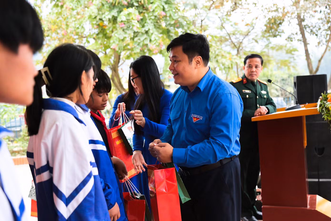 Chương trình còn trao 20 suất học bổng Vừ A Dính, 19 bản đồ khung cho tất cả các lớp học, phòng làm việc tại trường THCS thị trấn Nguyên Bình; 3.000 bản đồ Việt Nam. Trong ảnh: Anh Nguyễn Thái An - Trưởng ban Tuyên giáo Trung ương Đoàn trao quà cho các em học sinh.