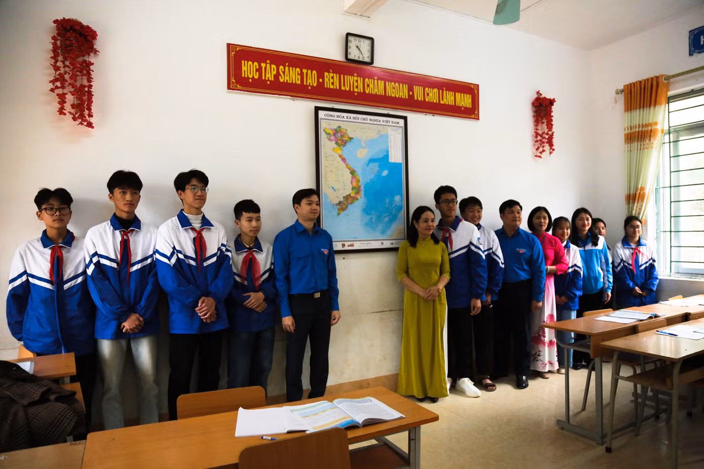 Lãnh đạo T.Ư Đoàn ghé thăm, động viên thầy cô, các em học sinh và tặng bản đồ Việt Nam nhằm hưởng ứng Cuộc vận động Tự hào một dải non sông.