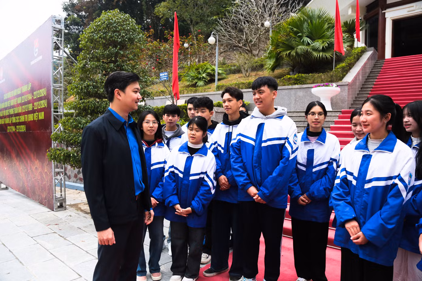 Anh Nguyễn Minh Triết - Bí thư T.Ư Đoàn trò chuyện, động viên các em học sinh trường THPT Nguyên Bình cố gắng học tập tốt để xây dựng quê hương, đất nước ngày càng giàu mạnh.