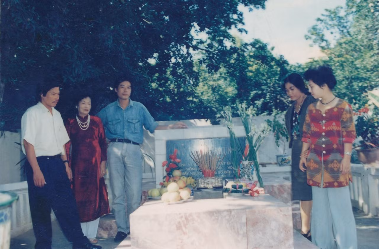 Trong vườn nhà Vũ Trọng Phụng, tại sự kiện khánh thành Nhà tưởng niệm Vũ Trọng Phụng ở làng Mọc Nhân Chính thập kỷ 90 thế kỷ trước (từ trái qua: Nhà báo Xuân Ba, bà Vũ Mỵ Hằng con gái nhà văn Vũ Trọng Phụng, Nguyễn Thụy Kha, Cẩm Vinh, DPV). Ảnh: Nguyễn Đình Toán. Tư liệu của Phan Cẩm Vinh.