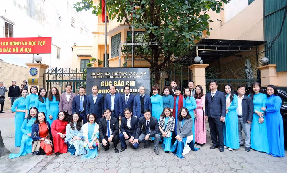 Bộ trưởng VHTTDL Nguyễn Văn Hùng làm việc với Cục Báo chí hôm 7/3. Ảnh: Trần Huấn