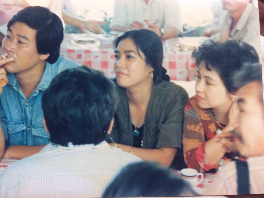 Ảnh trái: Nguyễn Thụy Kha, Vinh lớn Vinh bé và GS Hà Minh Đức tại tư gia Vũ Trọng Phụng thập kỷ 90 thế kỷ trước. Ảnh phải: Nguyễn Thụy Kha, Vinh chị Vinh em. Ngồi đối diện là nhà văn Hòa Vang (bìa phải) và GS Hà Minh Đức, tại tư gia Vũ Trọng Phụng nhân khánh thành nhà tưởng niệm nhà văn. Ảnh: Nguyễn Đình Toán