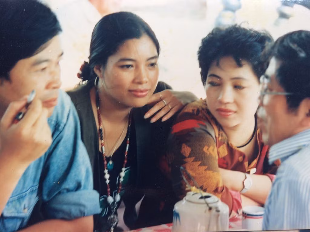 Ảnh trái: Nguyễn Thụy Kha, Vinh lớn Vinh bé và GS Hà Minh Đức tại tư gia Vũ Trọng Phụng thập kỷ 90 thế kỷ trước. Ảnh phải: Nguyễn Thụy Kha, Vinh chị Vinh em. Ngồi đối diện là nhà văn Hòa Vang (bìa phải) và GS Hà Minh Đức, tại tư gia Vũ Trọng Phụng nhân khánh thành nhà tưởng niệm nhà văn. Ảnh: Nguyễn Đình Toán