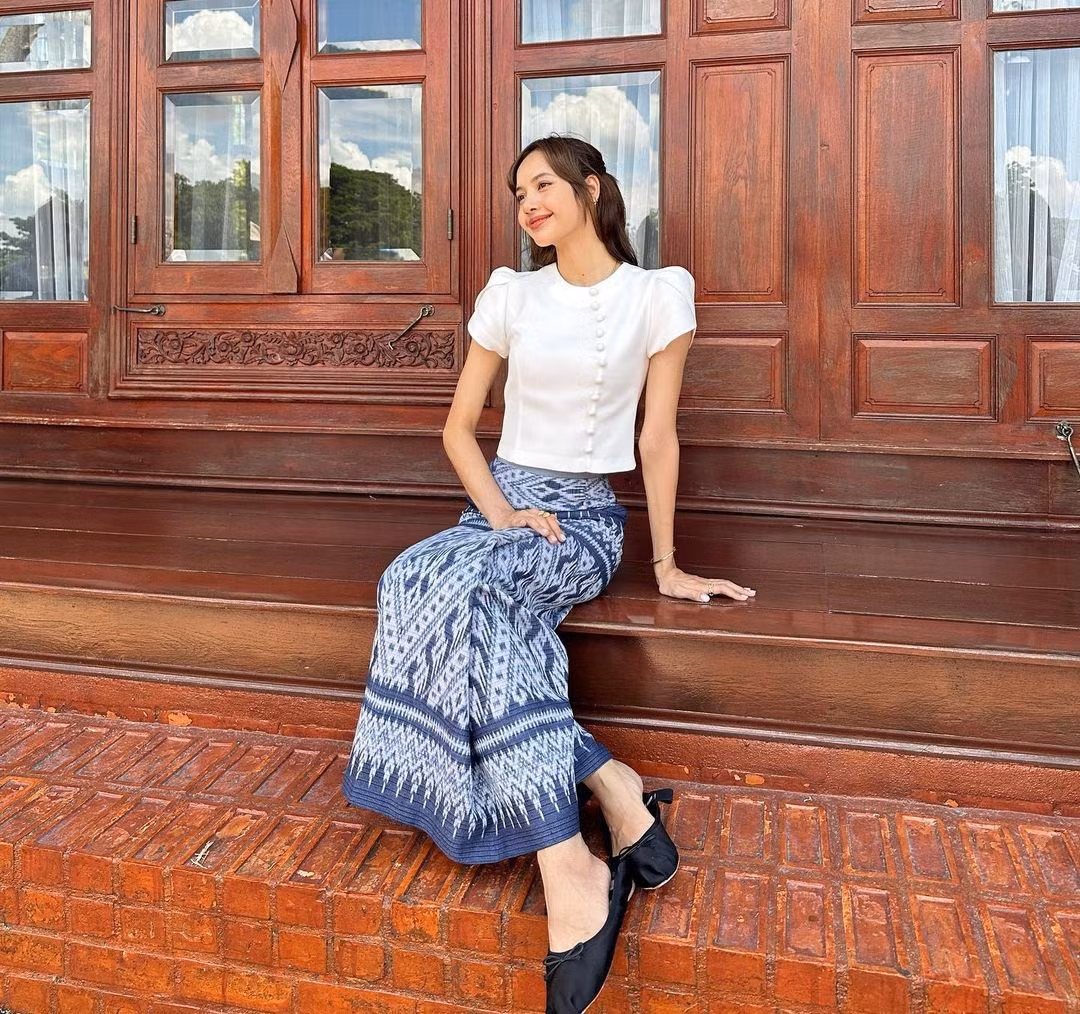 Lisa diện sarong Thái đi chùa.