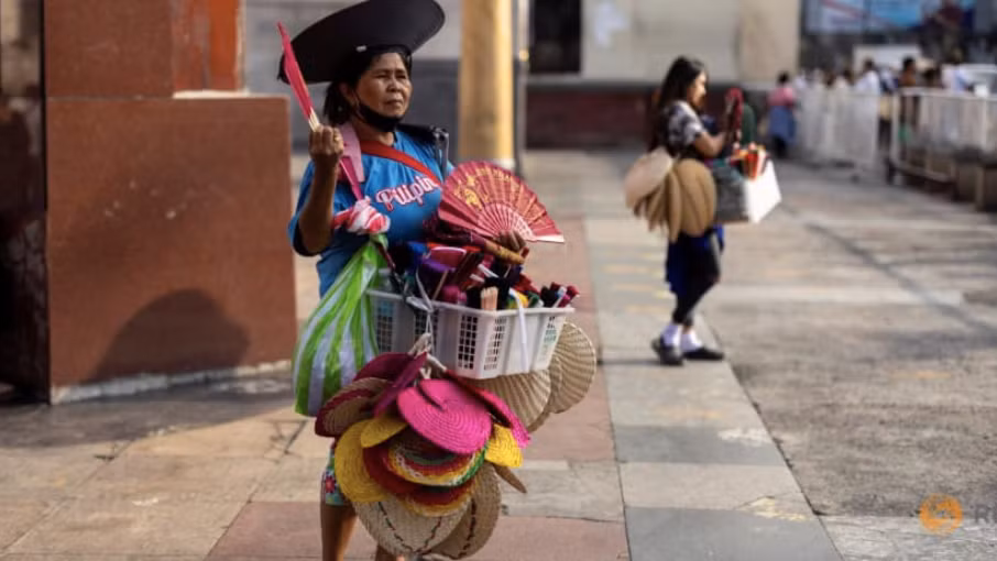 Một người bán quạt bên ngoài nhà thờ Quiapo trong ngày nắng nóng ở Manila, Philippines. (Ảnh: Reuters)