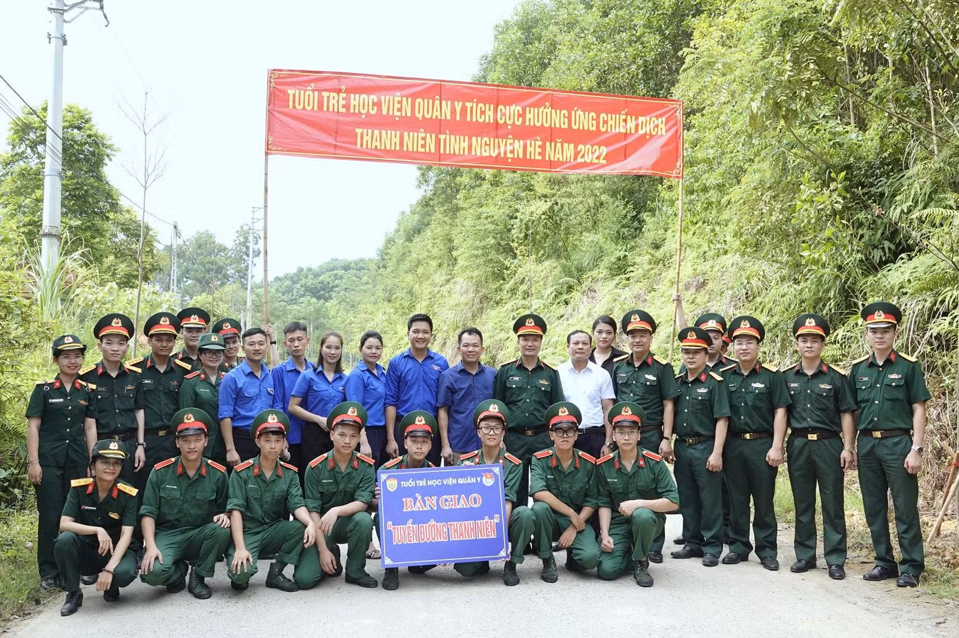 Thông qua các phong trào thi đua, đã xuất hiện nhiều tập thể, cá nhân điển hình tiên tiến; nhiều gương người tốt, việc tốt. Hàng năm có trên 400 lượt ĐVTN được khen thưởng và được tặng danh hiệu “Thanh niên tiên tiến làm theo lời Bác, xứng danh Bộ đội Cụ Hồ”. Ảnh: Nguyễn Minh