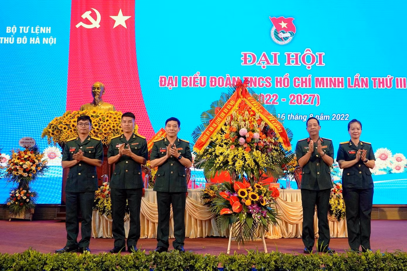Trong 5 năm qua, BTL Thủ đô có 75 tổ chức Đoàn và 136 cán bộ Đoàn được Bộ Quốc phòng, Trung ương Đoàn, Tổng cục Chính trị, Thành Đoàn Hà Nội tặng cờ và bằng khen; 2 cá nhân được tuyên dương Gương mặt trẻ tiêu biểu toàn quân, 3 cá nhân được tuyên dương Gương mặt trẻ triển vọng toàn quân; 1 cá nhân là Bí thư Chi đoàn tiêu biểu toàn quốc, 7 cán bộ Đoàn đạt danh hiệu Bí thư Đoàn giỏi Thủ đô…