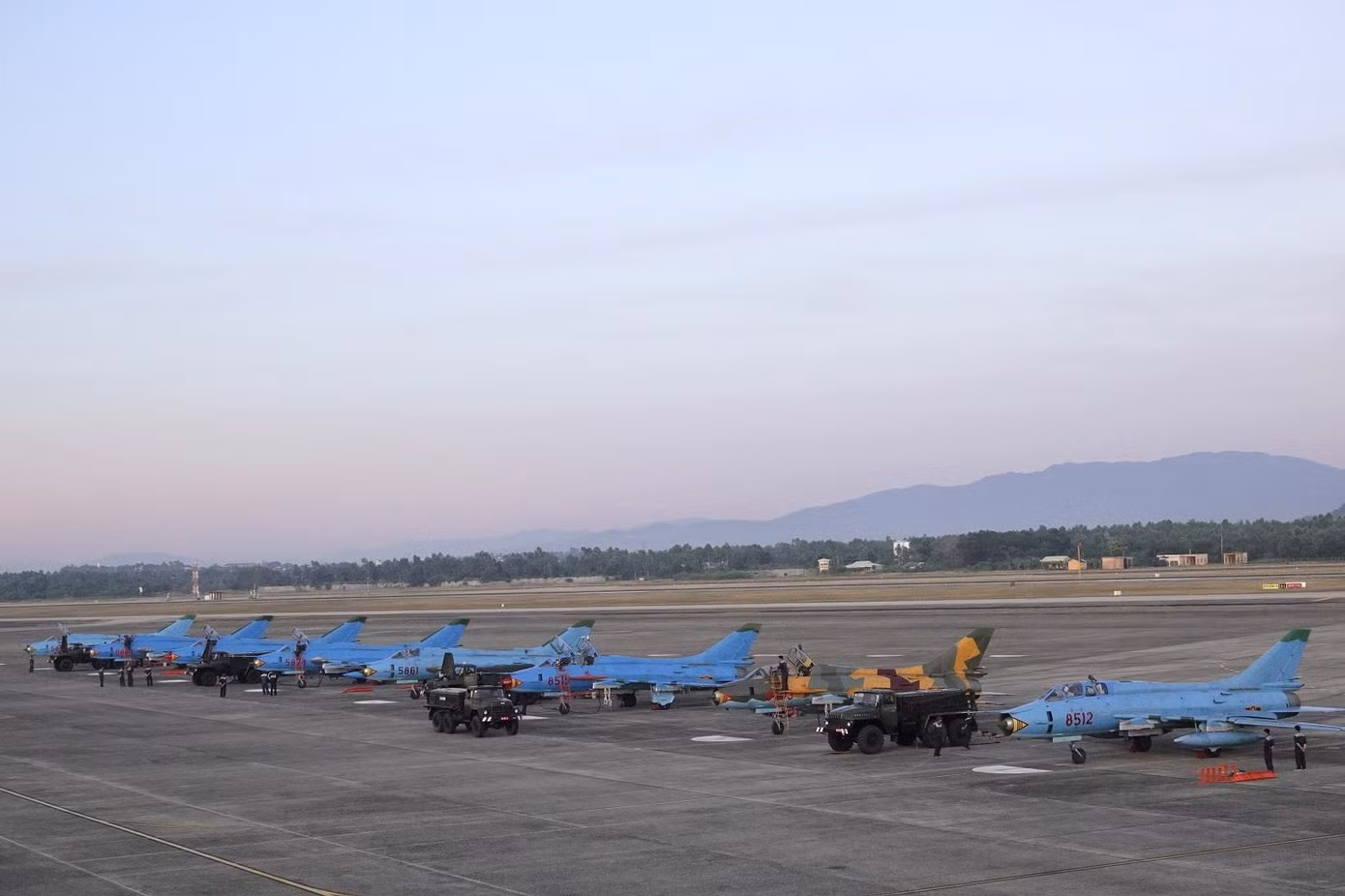 8 tổ bay tiêm kích bom Su-22 trước giờ cất cánh. Ảnh: Nguyễn Minh