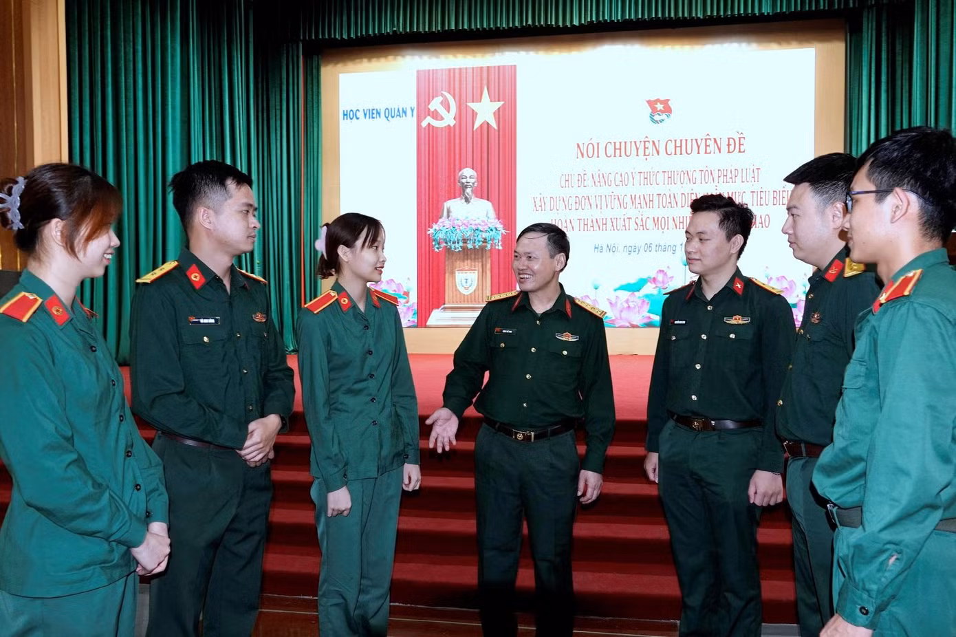 Đại tá - Tiến sĩ Đặng Thế Vinh (giữa) trao đổi với các sĩ quan trẻ và đoàn viên Học viện Quân y