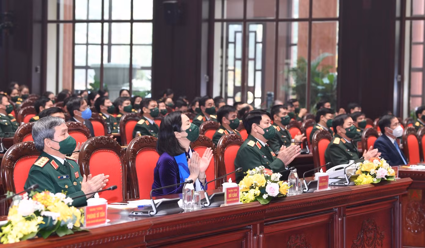 Chương trình được tổ chức theo hình thức trực tiếp kết hợp trực tuyến tới 11 điểm cầu trong toàn quân.