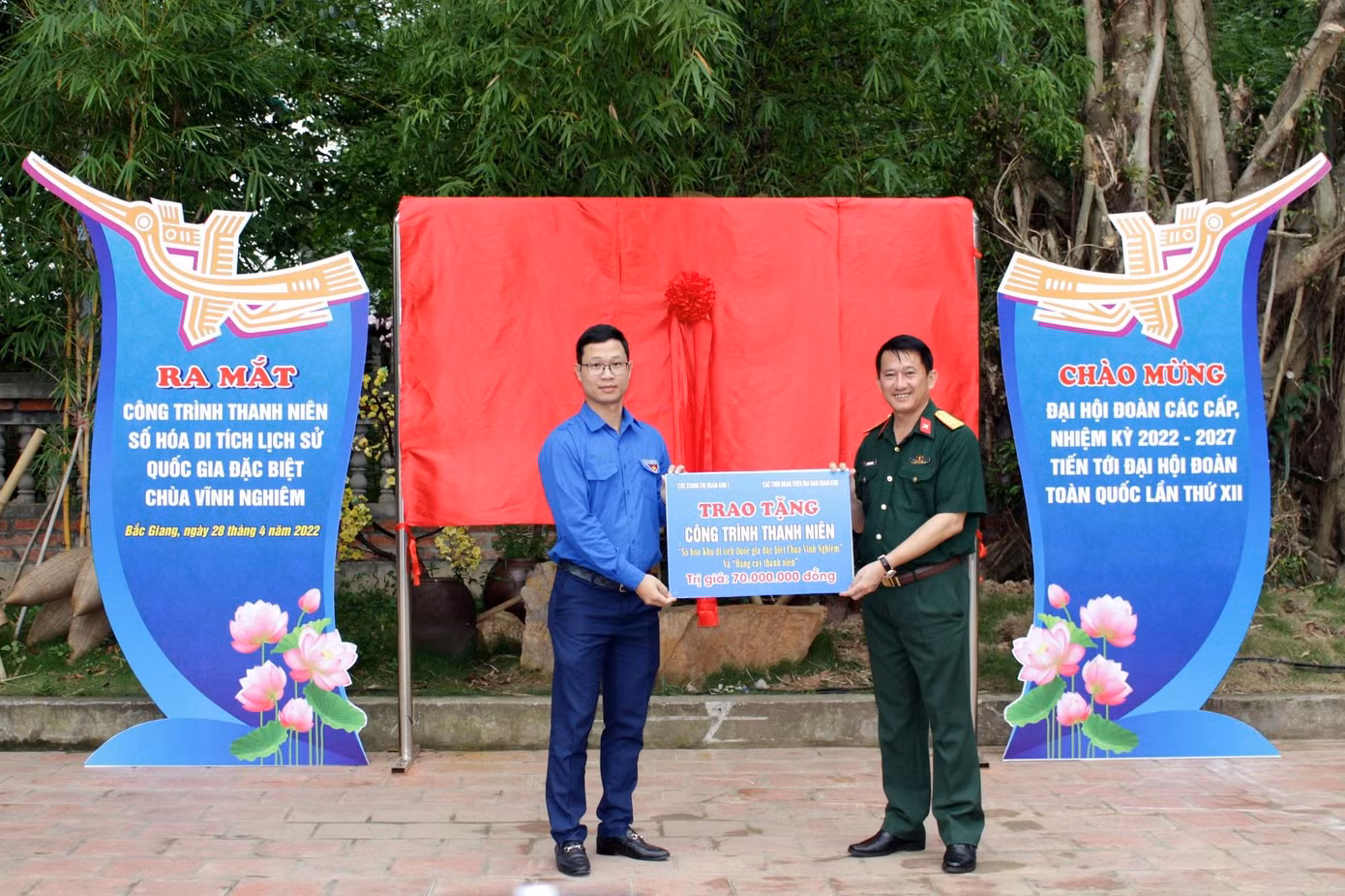 Trao biển tượng trưng khánh thành công trình thanh niên “Số hóa Di tích lịch sử Quốc gia đặc biệt Chùa Vĩnh Nghiêm”