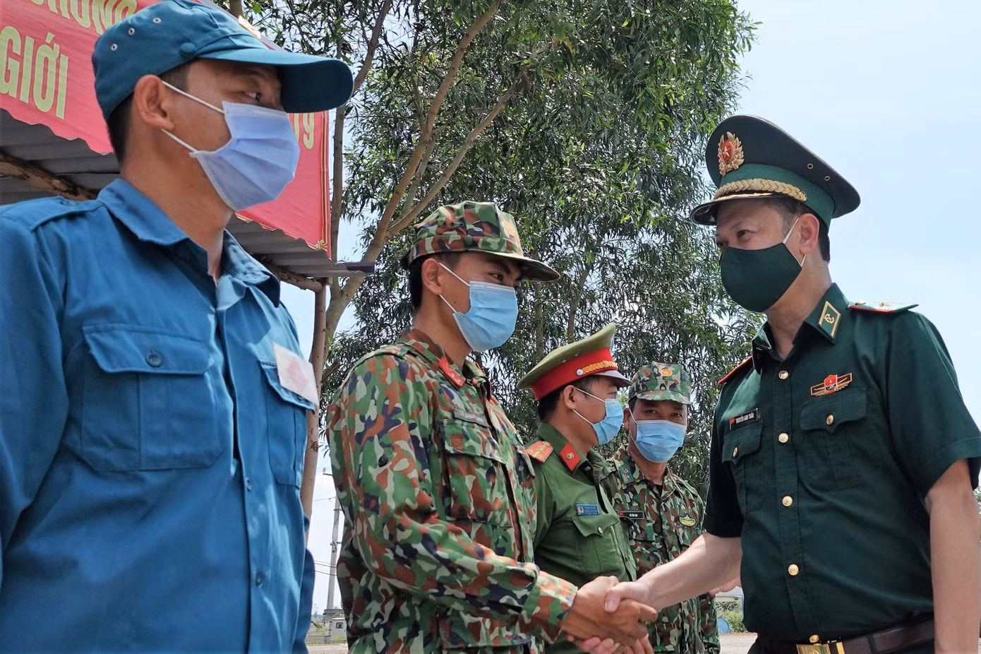 Thiếu tướng Nguyễn Anh Tuấn, Chủ nhiệm Chính trị BĐBP kiểm tra công tác quản lý, bảo vệ biên giới trên tuyến biên giới Tây Nam. Ảnh: PV