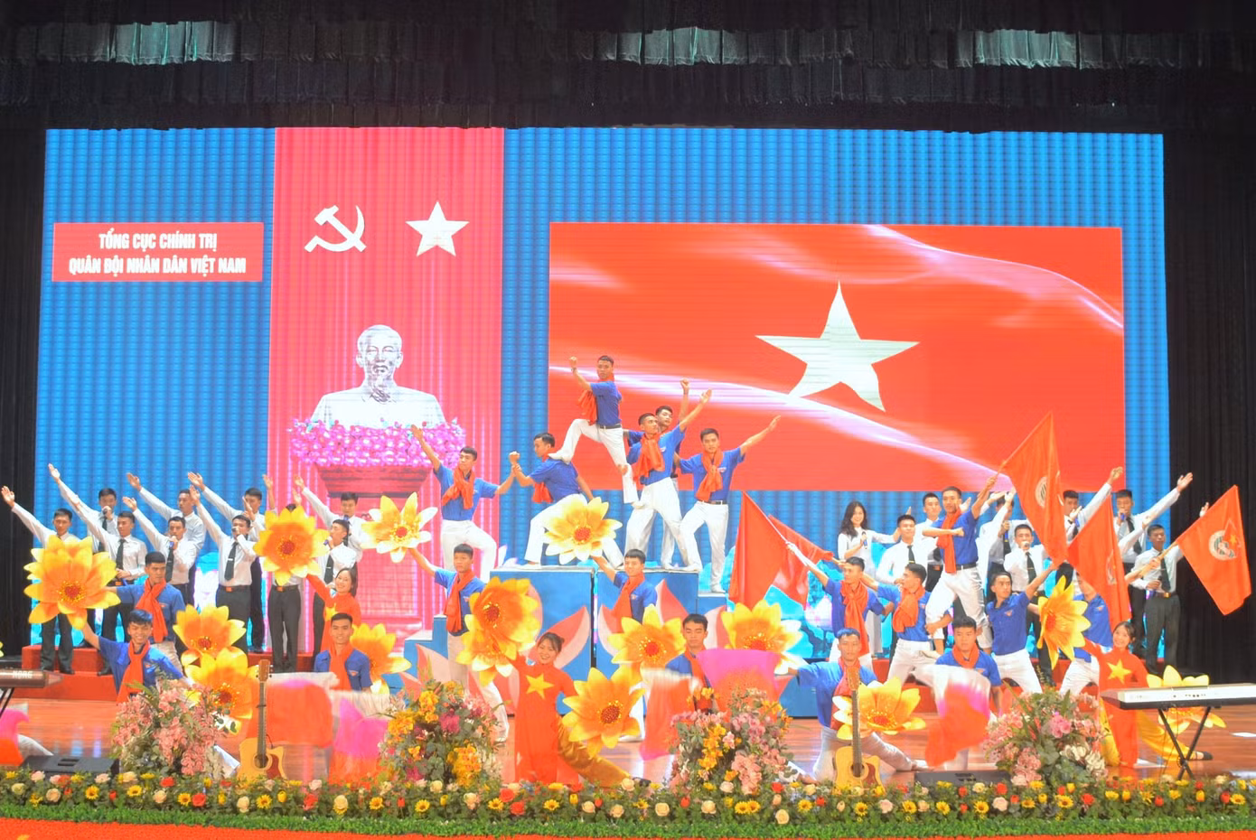Chương trình văn nghệ chào mừng do ĐVTN Trường SQCT thực hiện