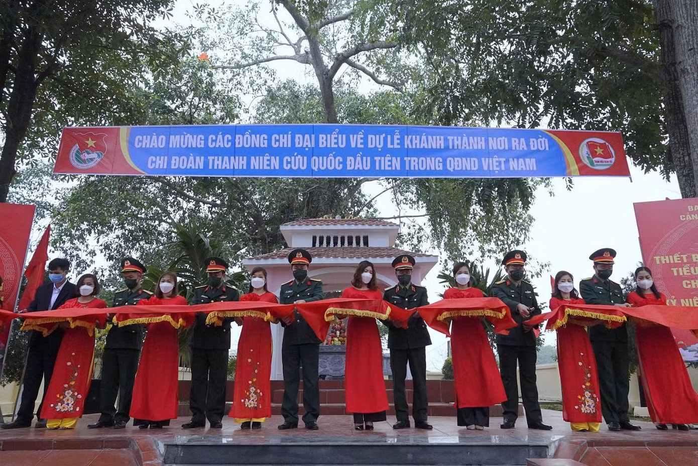 Các đại biểu cắt băng khánh thành Khu di tích lịch sử nơi thành lập Chi đoàn Thanh niên cứu quốc đầu tiên trong Quân đội