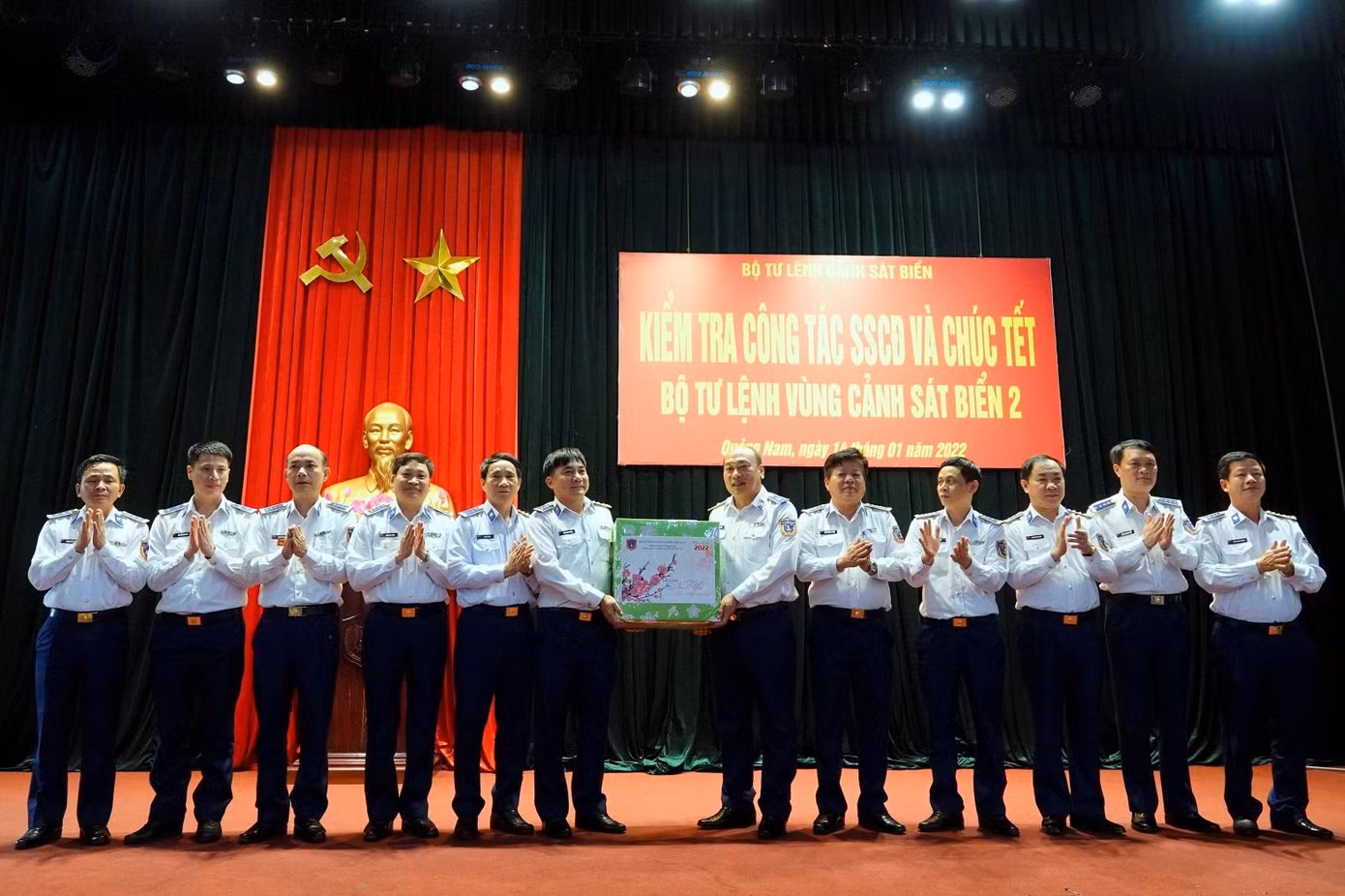 Tư lệnh CSB Việt Nam trao tặng quà cho Bộ Tư lệnh Vùng CSB 2