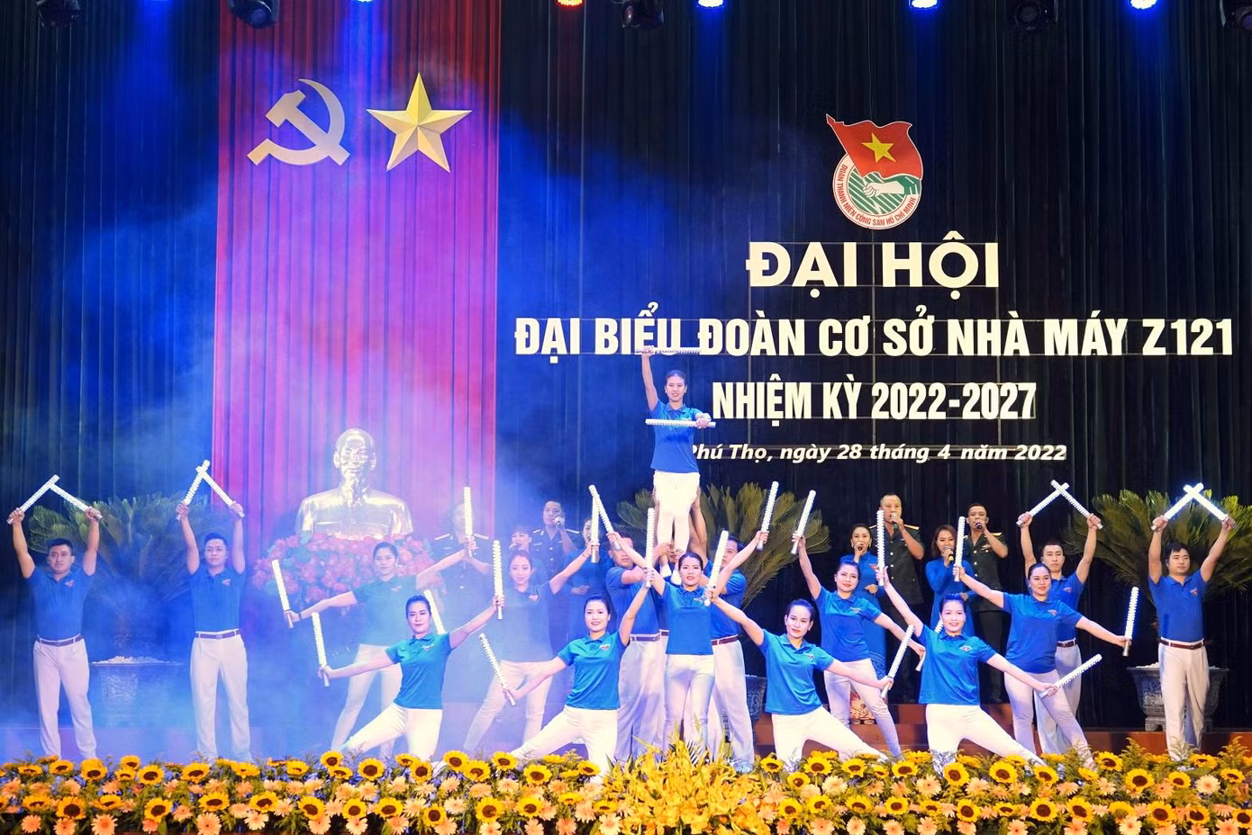 ĐVTN Nhà máy Z121 biểu diễn văn nghệ chào mừng đại hội ĐVTN Nhà máy Z121 biểu diễn văn nghệ chào mừng đại hội
