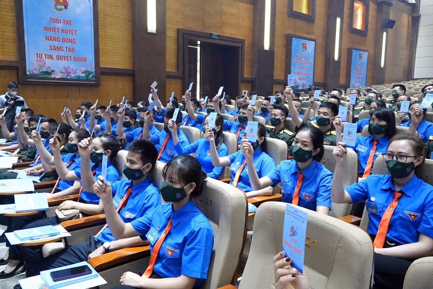 Biểu quyết bầu Ban Thẩm tra tư cách đại biểu tại đại hội Biểu quyết bầu Ban Thẩm tra tư cách đại biểu tại đại hội