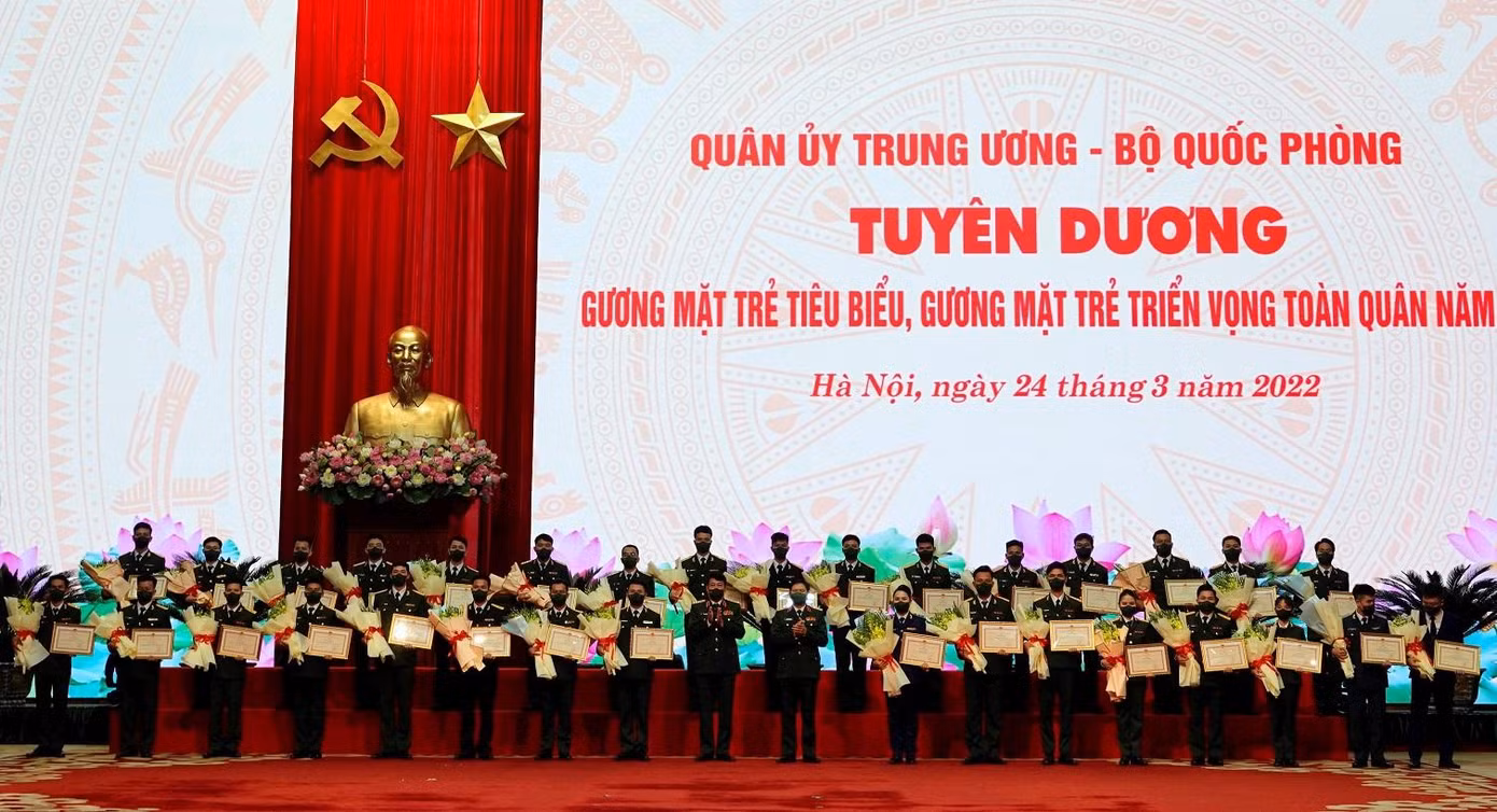 Đại tướng Lương Cường, Chủ nhiệm Tổng cục Chính trị QĐND Việt Nam và Thượng tướng Nguyễn Tân Cương, Tổng Tham mưu trưởng QĐND Việt Nam trao Bằng khen, tặng hoa cho các GMTTV toàn quân 2021