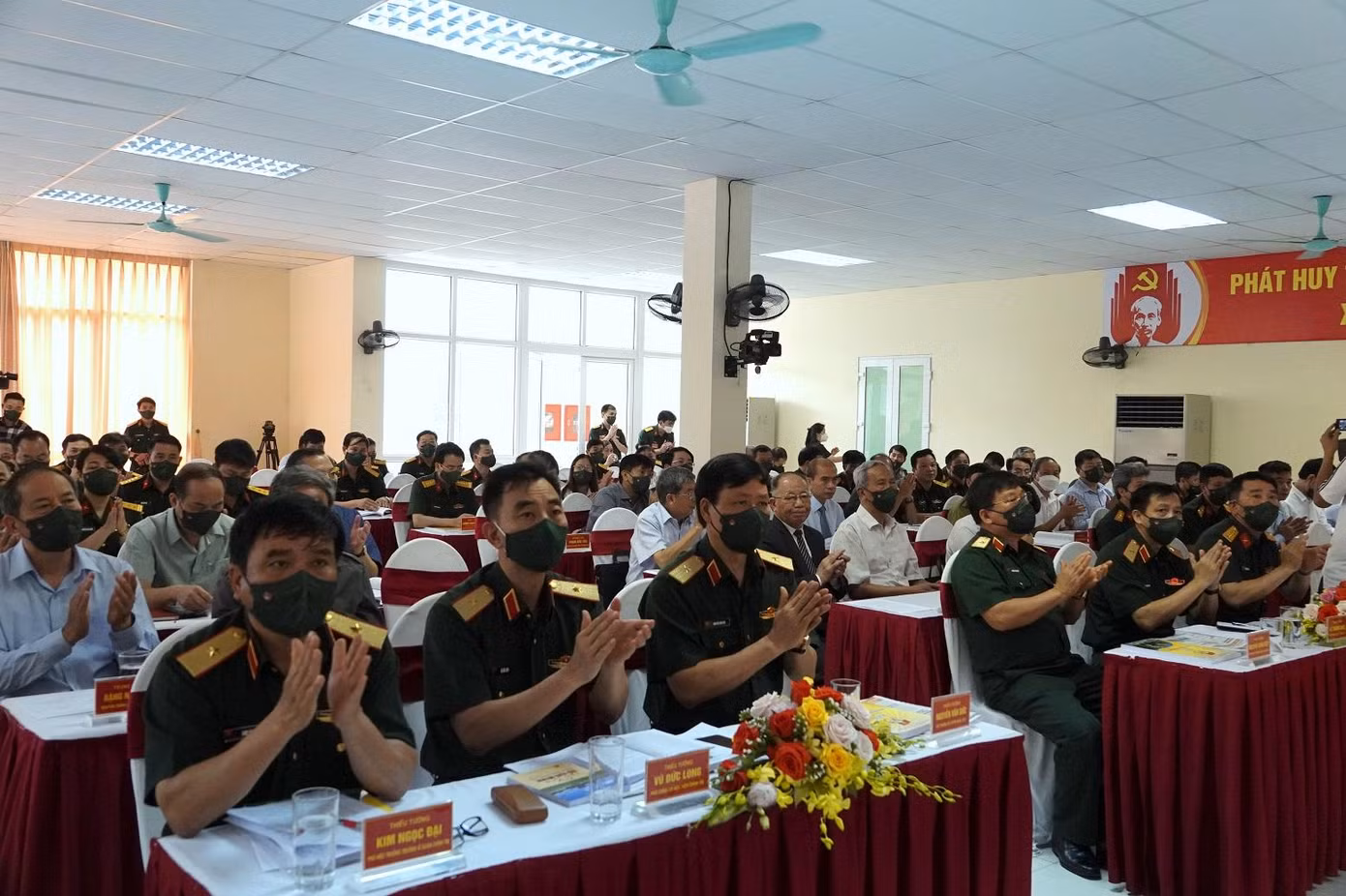 Tham dự tọa đàm có các nhà khoa học, các nhân chứng lịch sử cùng lãnh đạo, đại biểu nhiều cơ quan, đơn vị trong và ngoài Quân đội.