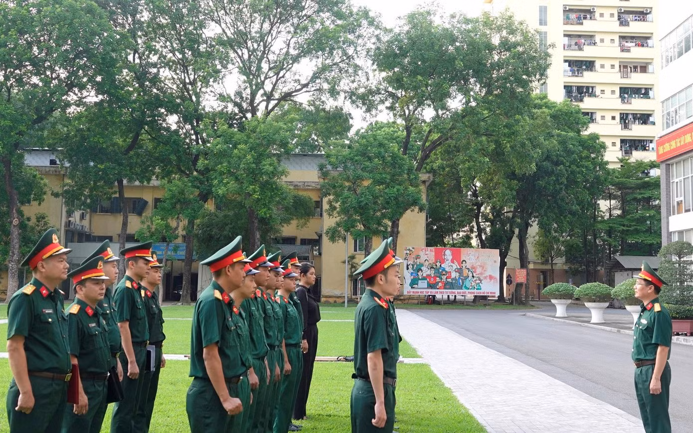 Lãnh đạo Phòng Chính trị Học viện Quân y giao nhiệm vụ cho đoàn công tác, trước khi xuất phát từ Học viện tới xã Vô Tranh