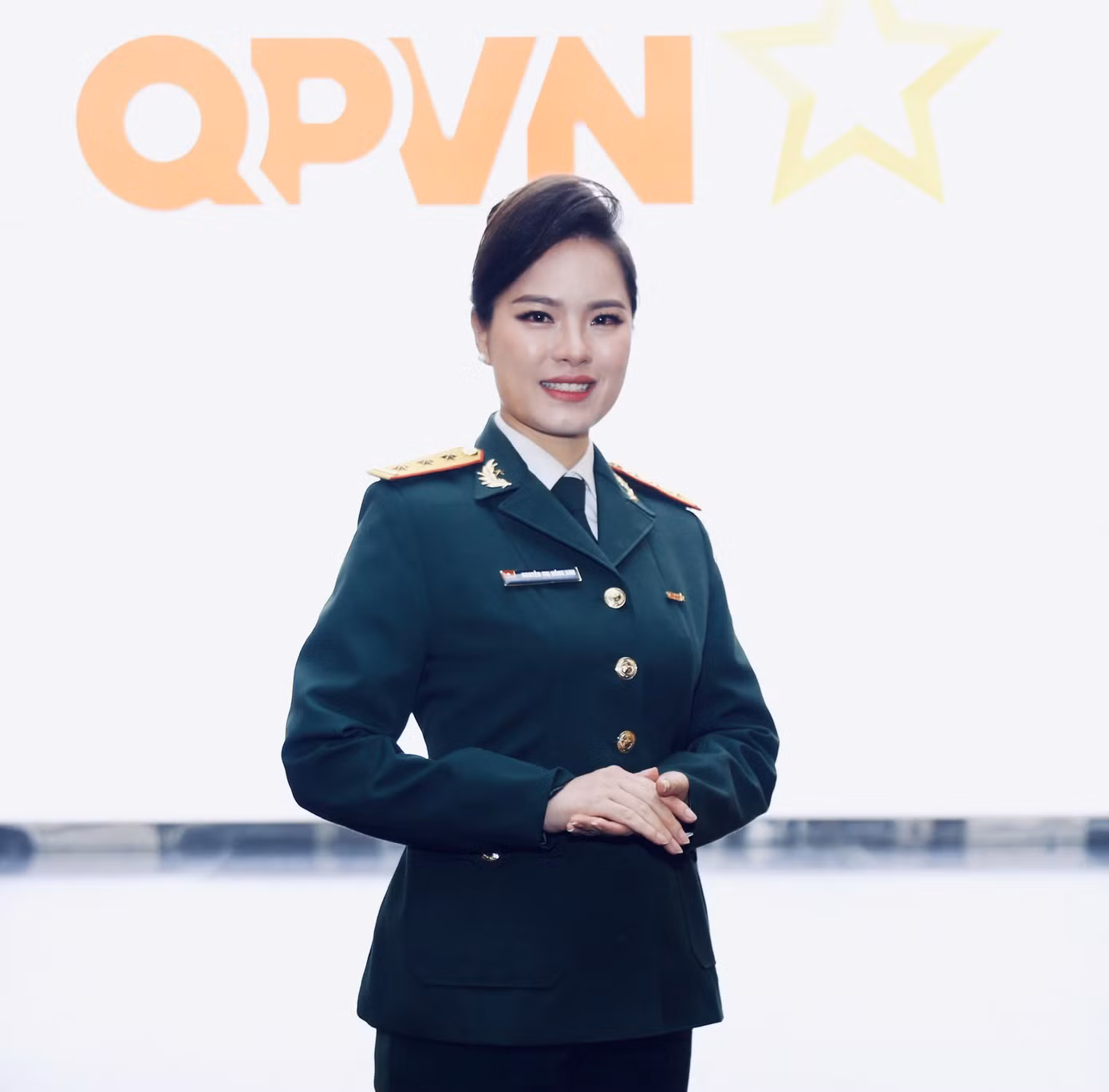 Thượng úy Hồng Anh hiện là Biên tập viên Phòng Thời sự Truyền hình thuộc Trung tâm Phát thanh - Truyền hình Quân đội