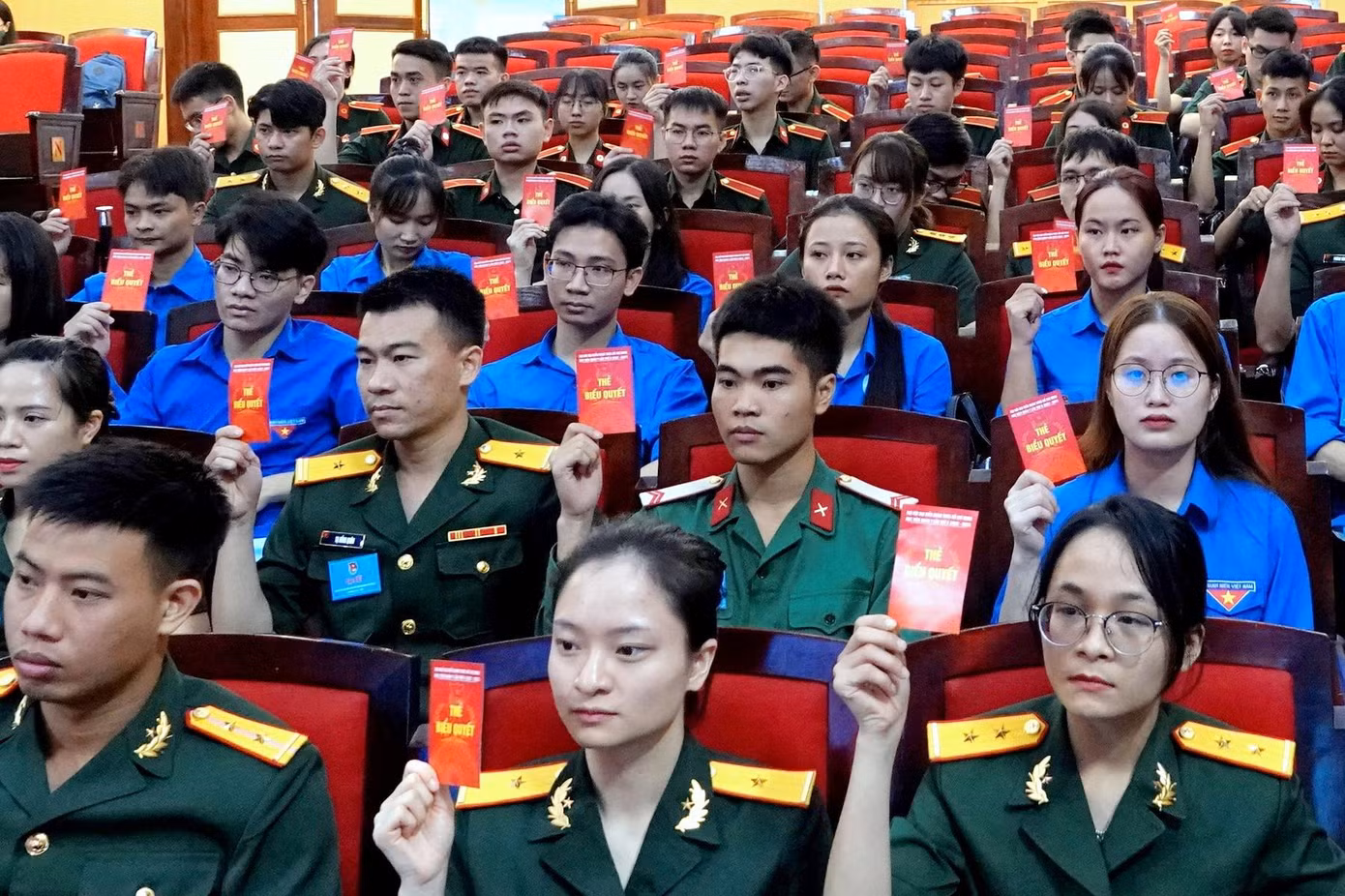 Trong số 161 đại biểu tham gia ĐH, có 56 đại biểu nữ; 110 đại biểu là đảng viên; 12 đại biểu là người dân tộc thiểu số; độ tuổi trung bình của đại biểu là 24,26; đại biểu trẻ nhất 18 tuổi. Ngoài 1 đại biểu chỉ định, ĐH bầu 4 đại biểu chính thức đi dự ĐH Đoàn TNCS Hồ Chí Minh Quân đội lần thứ X. Ảnh: Nguyễn Minh