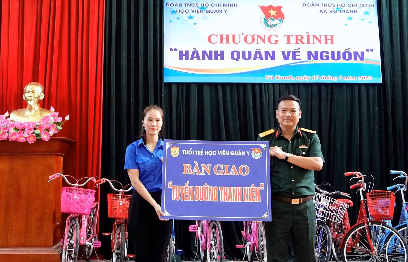 Trung tá Nguyễn Anh Tuấn - Trưởng ban Thanh niên Học viện Quân y bàn giao công trình thanh niên cho Đoàn xã Vô Tranh