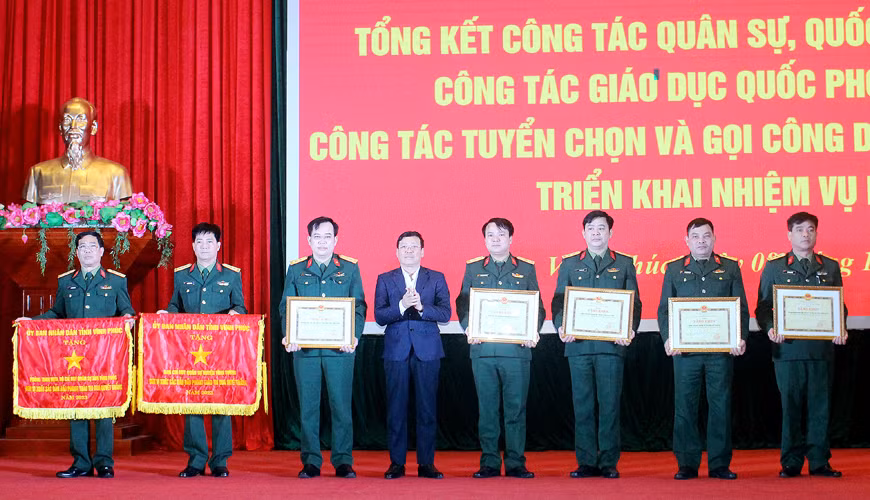 Chủ tịch UBND tỉnh Lê Duy Thành trao Cờ thi đua, Bằng khen cho các tập thể có thành tích xuất sắc trong công tác quân sự, quốc phòng