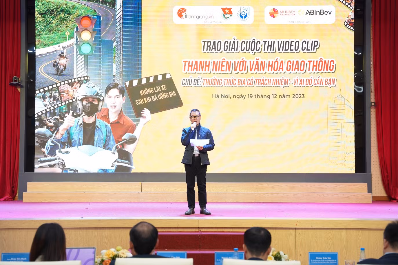 Đại diện phía AB InBev – ông Trương Văn Toàn đồng hành cùng các bạn sinh viên lan tỏa thông điệp Thưởng thức bia có trách nhiệm Vì ai đó cần bạn