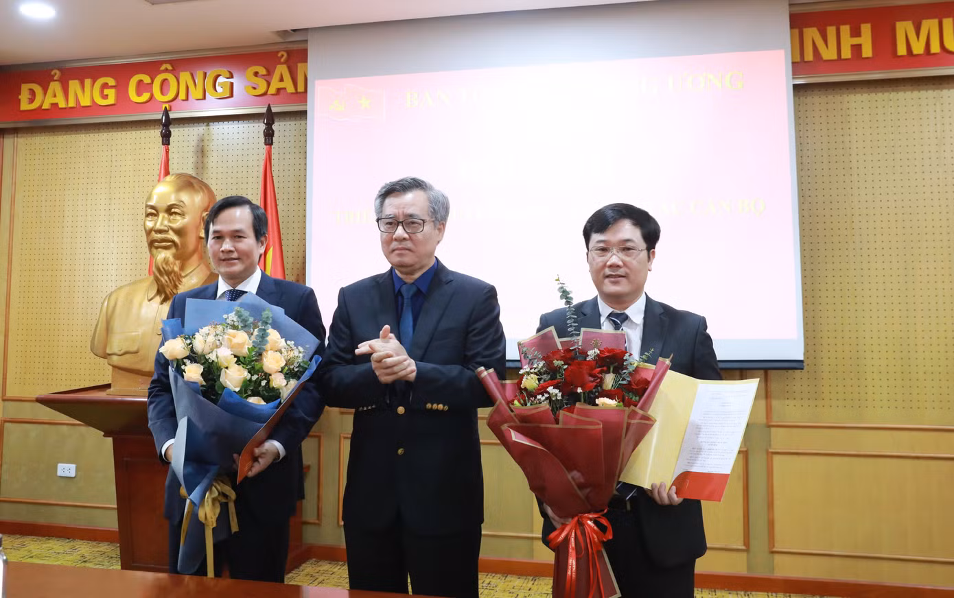 Phó Trưởng Ban Tổ chức Trung ương Nguyễn Quang Dương trao quyết định, tặng hoa cho đồng chí Khuất Hữu Vân và đồng chí Nguyễn Mạnh Hùng. Ảnh: XDĐ.