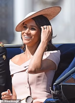 Những chiếc mũ do Philip Treacy tạo ra được phụ nữ giới thượng lưu yêu thích.