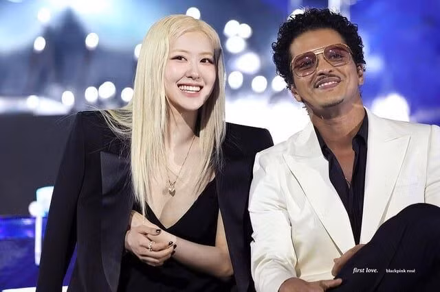 Người hâm mộ tin Rosé và Bruno Mars không hát nhép vì cả hai đều sở hữu chất giọng tốt, cùng kỹ năng trình diễn live hàng đầu.