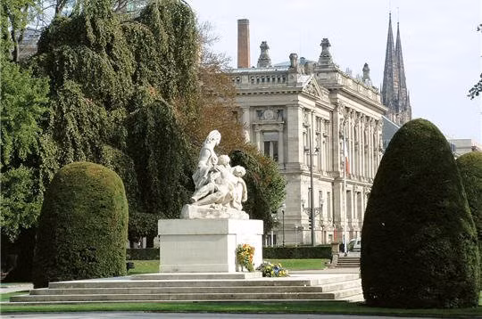  Cung điện Hoàng gia bây giờ được gọi là Cung điện Palais du Rhin.