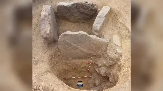 Một trong những ngôi mộ lót đá mới được phát hiện, được gọi là hầm chôn cất. (Ảnh:Hamza Benattia)