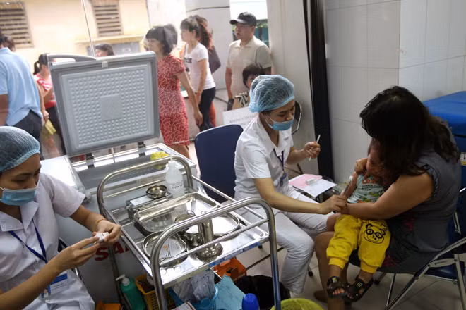 Dồn dập đưa trẻ đi tiêm phòng sởi miễn phí ảnh 8
