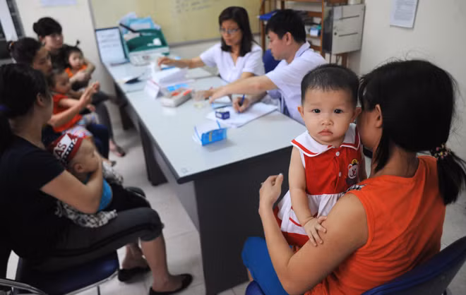 Dồn dập đưa trẻ đi tiêm phòng sởi miễn phí ảnh 1