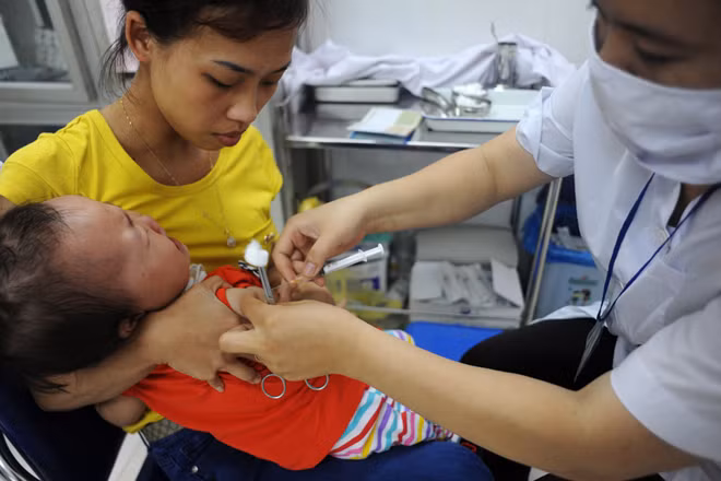Dồn dập đưa trẻ đi tiêm phòng sởi miễn phí ảnh 4