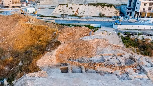 Ảnh chụp từ trên không về cuộc khai quật tại Mordot Arnona ở Jerusalem, cho thấy tàn tích của một tòa nhà hành chính. (Ảnh: Assaf Peretz, Cơ quan Cổ vật Israel) Ảnh chụp từ trên không về cuộc khai quật tại Mordot Arnona ở Jerusalem, cho thấy tàn tích của một tòa nhà hành chính. (Ảnh: Assaf Peretz, Cơ quan Cổ vật Israel)